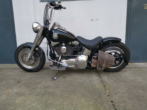 Hades Braun Schwingentasche mit Flaschenhalter passend für Harley-Davidson Softail
