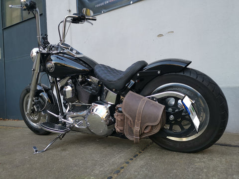 Hades Braun Schwingentasche mit Flaschenhalter passend für Harley-Davidson Softail