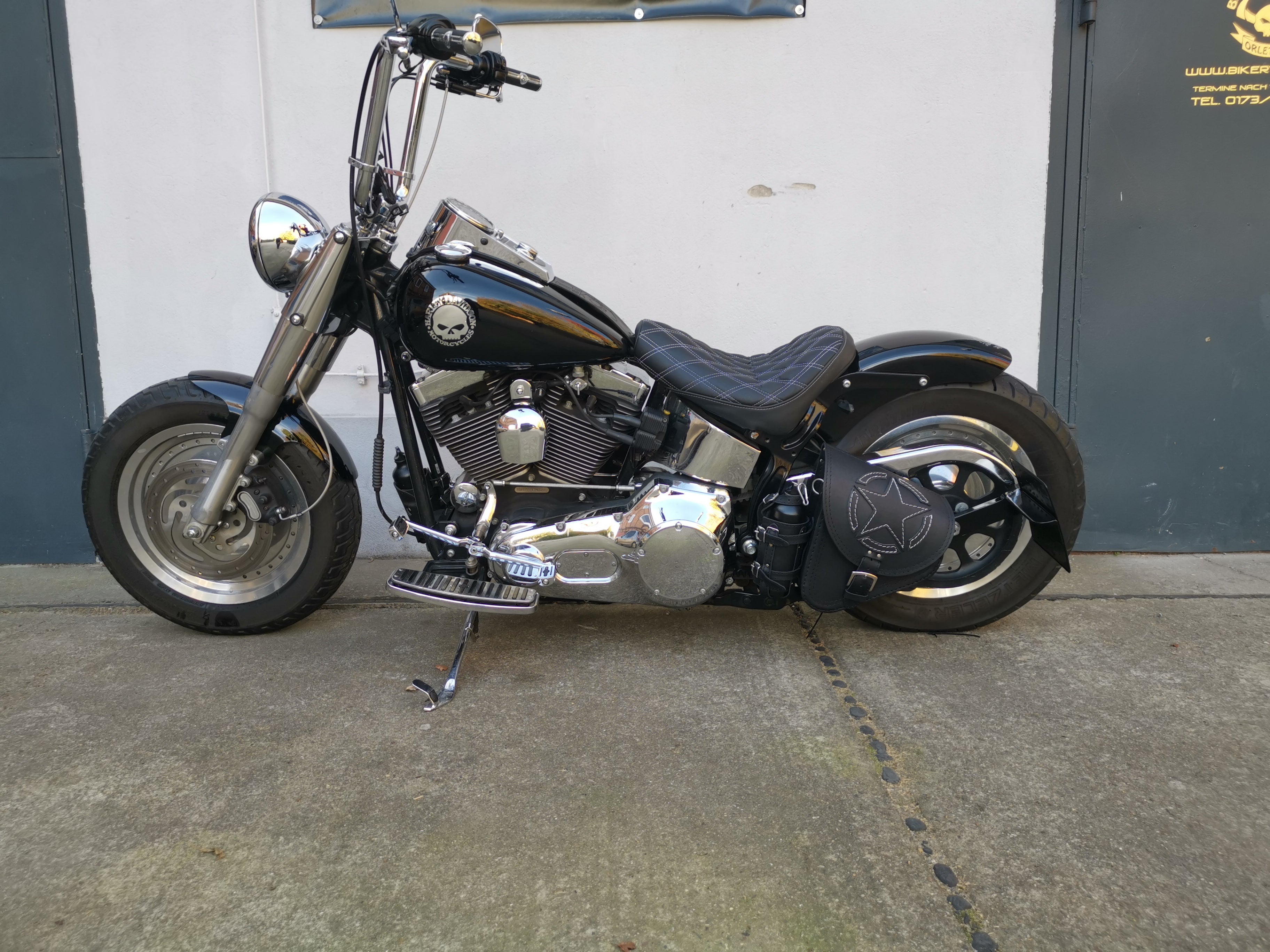 Fortuna Weiß Schwingentasche mit Flaschenhalter passend für Harley-Davidson Softail