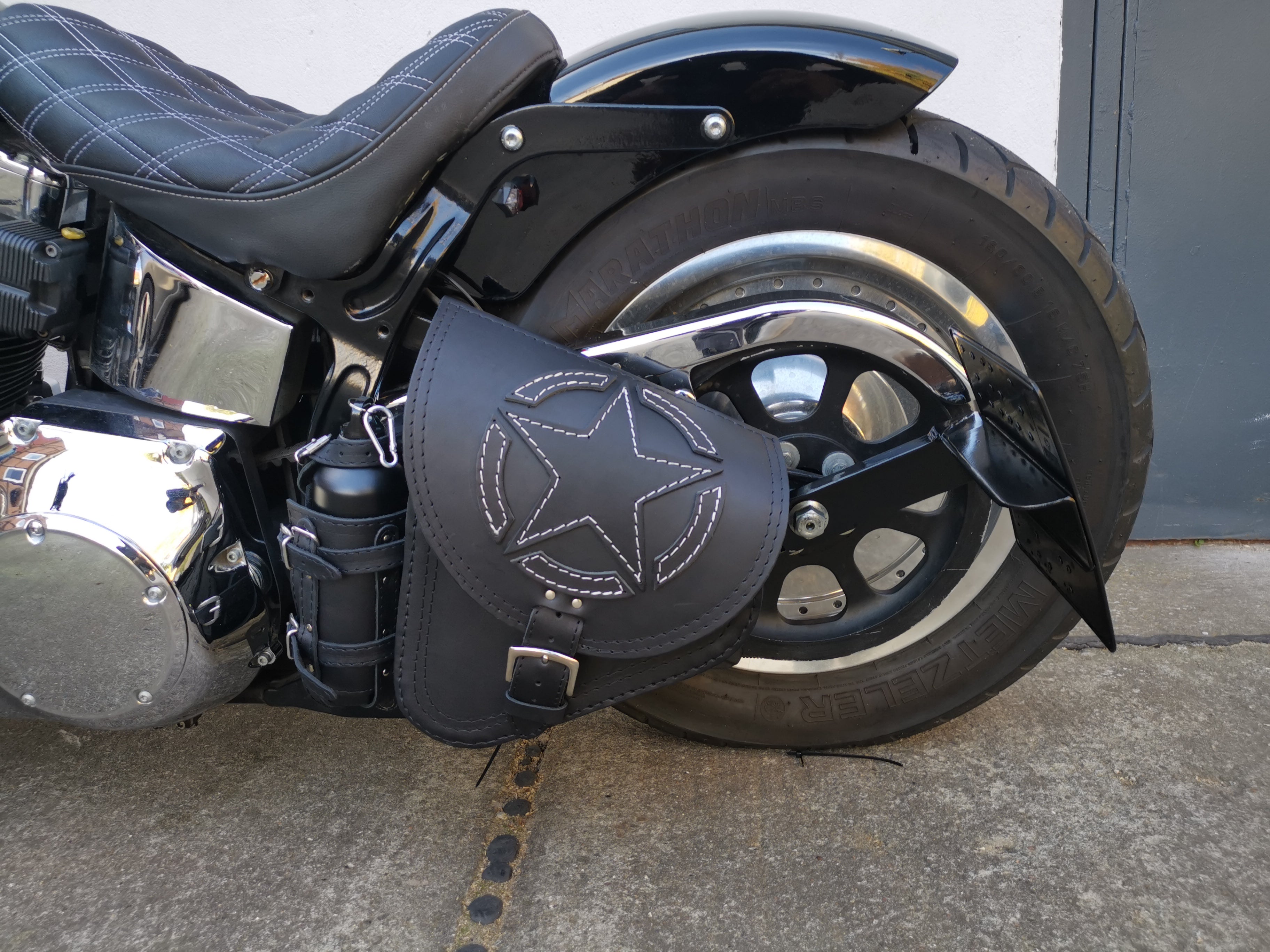 Fortuna Weiß Schwingentasche mit Flaschenhalter passend für Harley-Davidson Softail