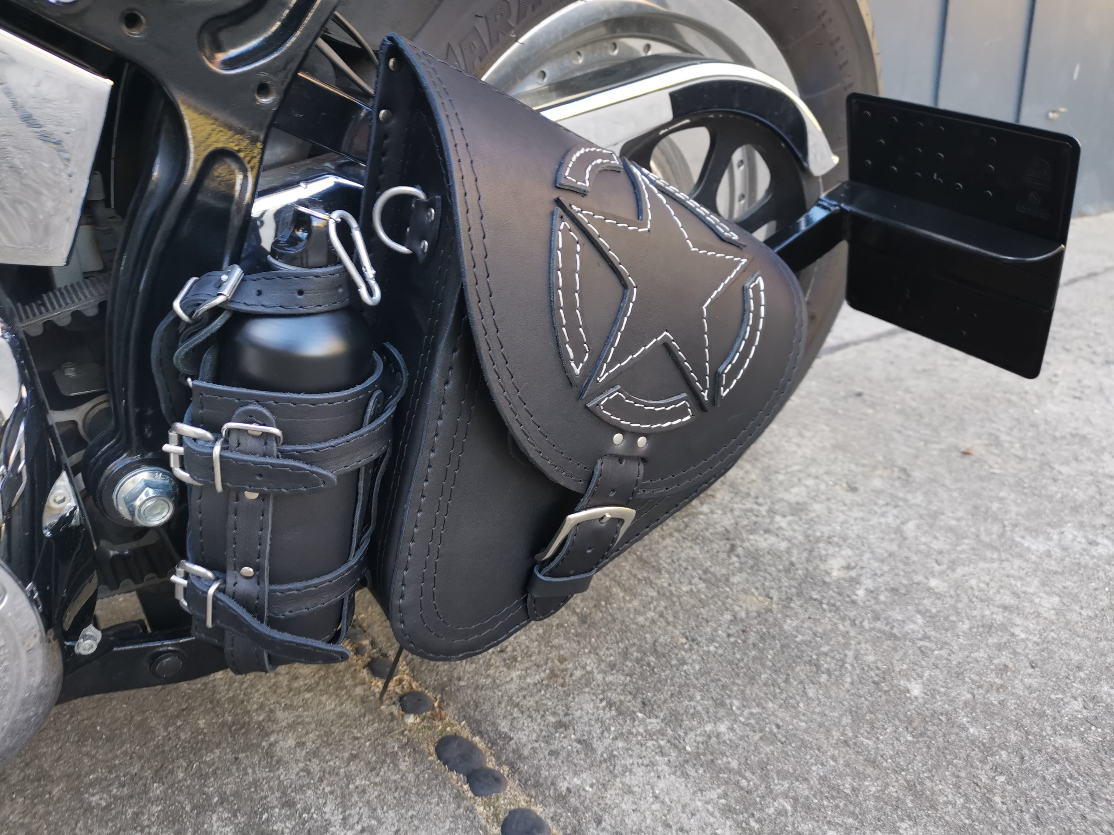 Fortuna Weiß Schwingentasche mit Flaschenhalter passend für Harley-Davidson Softail