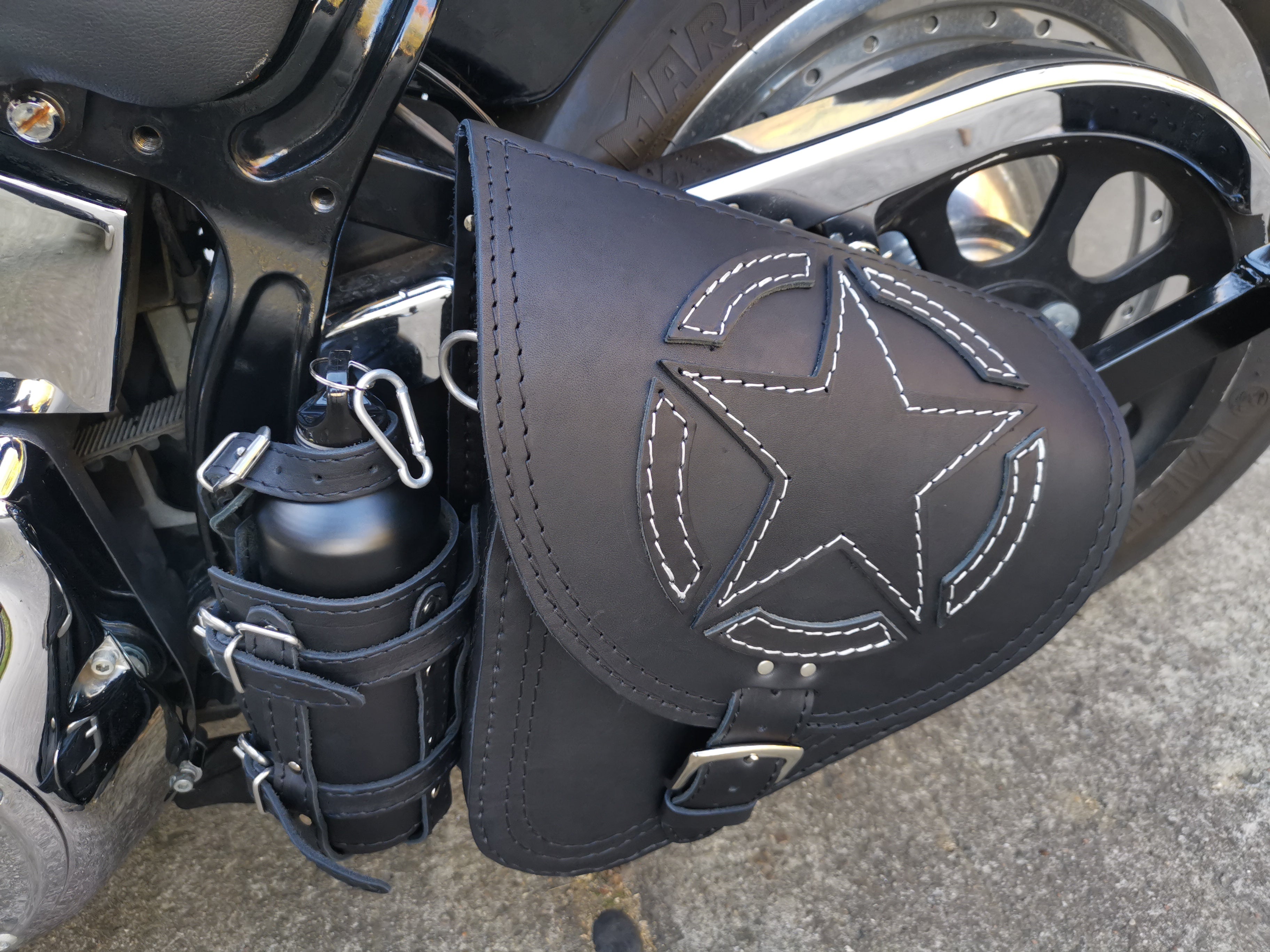 Fortuna Weiß Schwingentasche mit Flaschenhalter passend für Harley-Davidson Softail