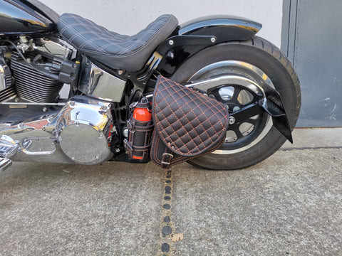 Diablo Orange gesteppt Schwingentasche mit Flaschenhalter passend für Harley-Davidson Softail