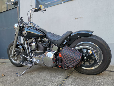 Diablo Orange gesteppt Schwingentasche mit Flaschenhalter passend für Harley-Davidson Softail