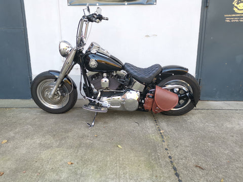 Diablo Rotbraun Schwingentasche mit Flaschenhalter passend für Harley-Davidson Softail