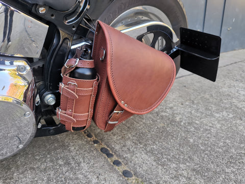Diablo Rotbraun Schwingentasche mit Flaschenhalter passend für Harley-Davidson Softail
