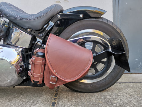 Diablo Rotbraun Schwingentasche mit Flaschenhalter passend für Harley-Davidson Softail