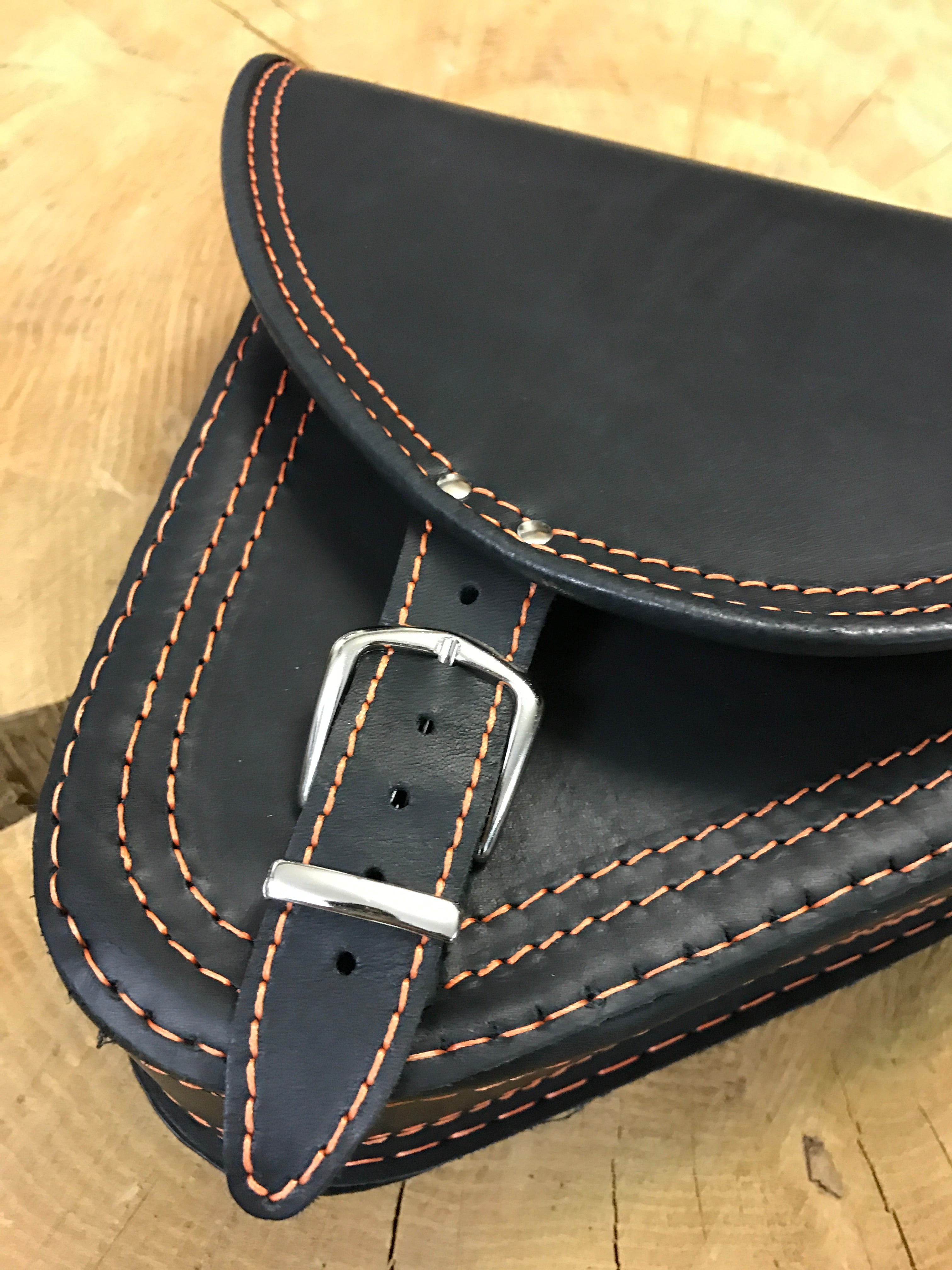 Diablo Orange Schwingentasche mit Flaschenhalter passend für Harley-Davidson Softail