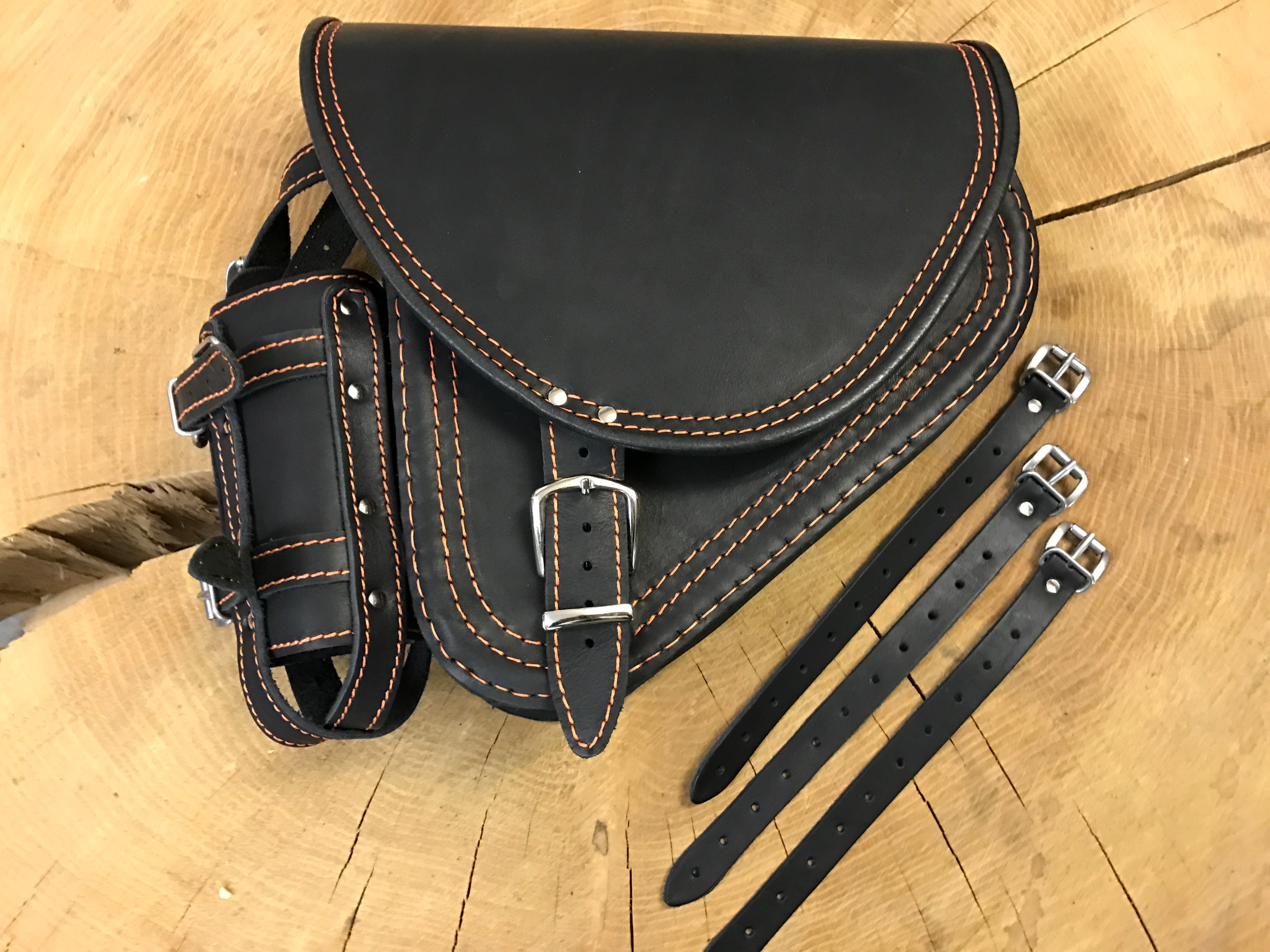 Diablo Orange Schwingentasche mit Flaschenhalter passend für Harley-Davidson Softail