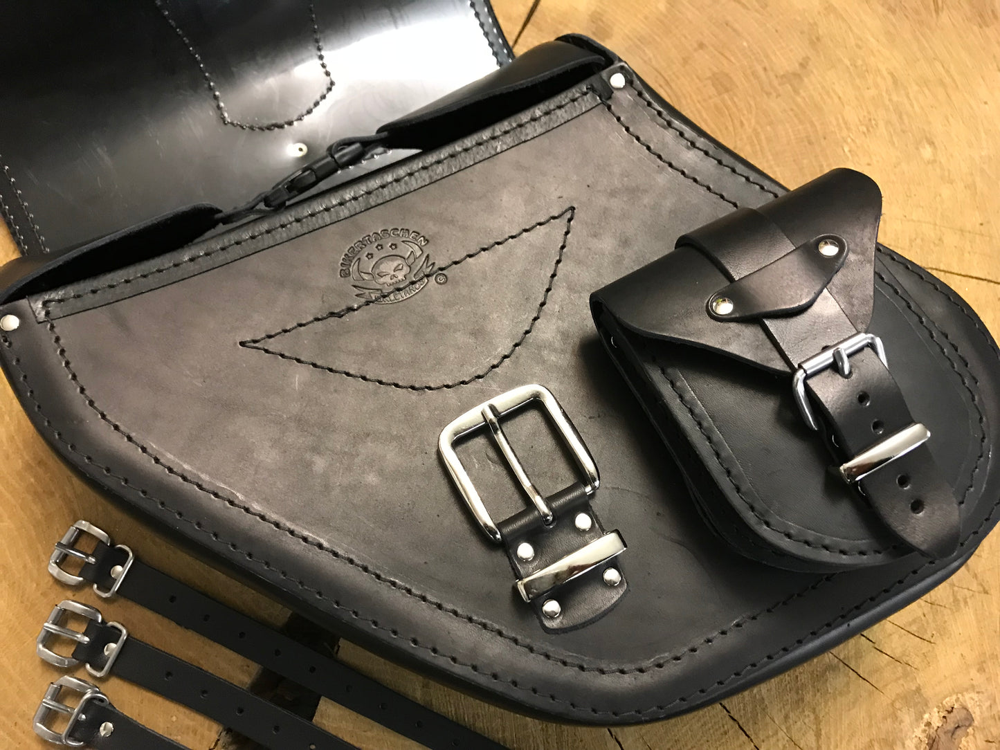 Dynamite Schwarz Links Seitentasche passend für Harley-Davidson Street Bob bis 2017