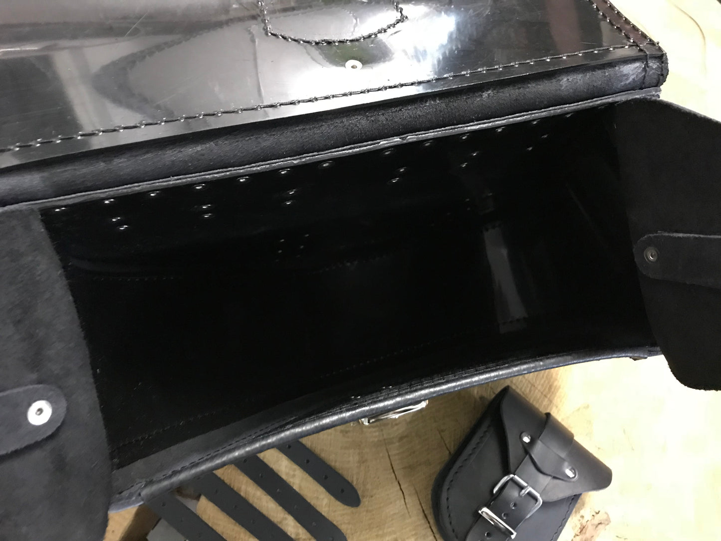 Dynamite Schwarz Links Seitentasche passend für Harley-Davidson Street Bob bis 2017
