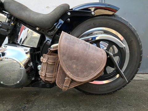 Diablo Braun Schwingentasche mit Flaschenhalter passend für Harley-Davidson Softail