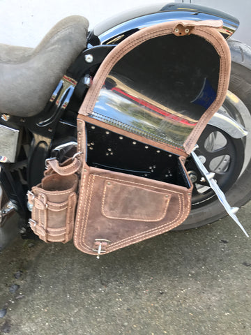 Diablo Braun Schwingentasche mit Flaschenhalter passend für Harley-Davidson Softail