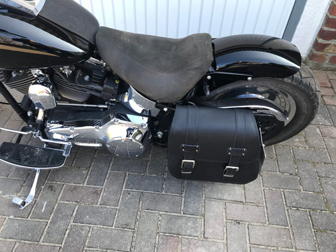 Zeus Schwarz Seitentasche + Halter XL passend für Softail von 1992 bis 2017
