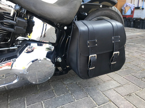 Zeus Schwarz Seitentasche + Halter XL passend für Softail von 1992 bis 2017