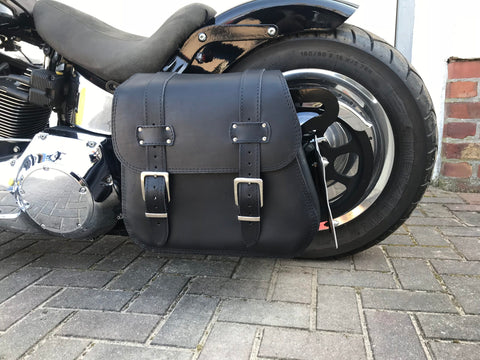 Zeus Schwarz Seitentasche + Halter XL passend für Softail von 1992 bis 2017