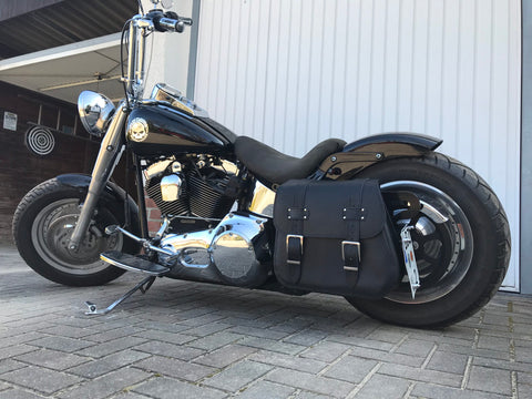 Zeus Schwarz Seitentasche + Halter XL passend für Softail von 1992 bis 2017