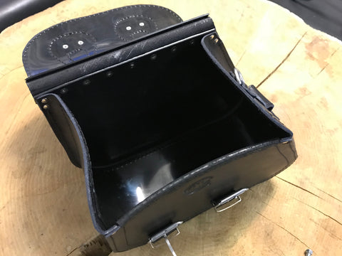 Dyna Flame Schwarz + Halter passend für Street Bob Schwingentaschen