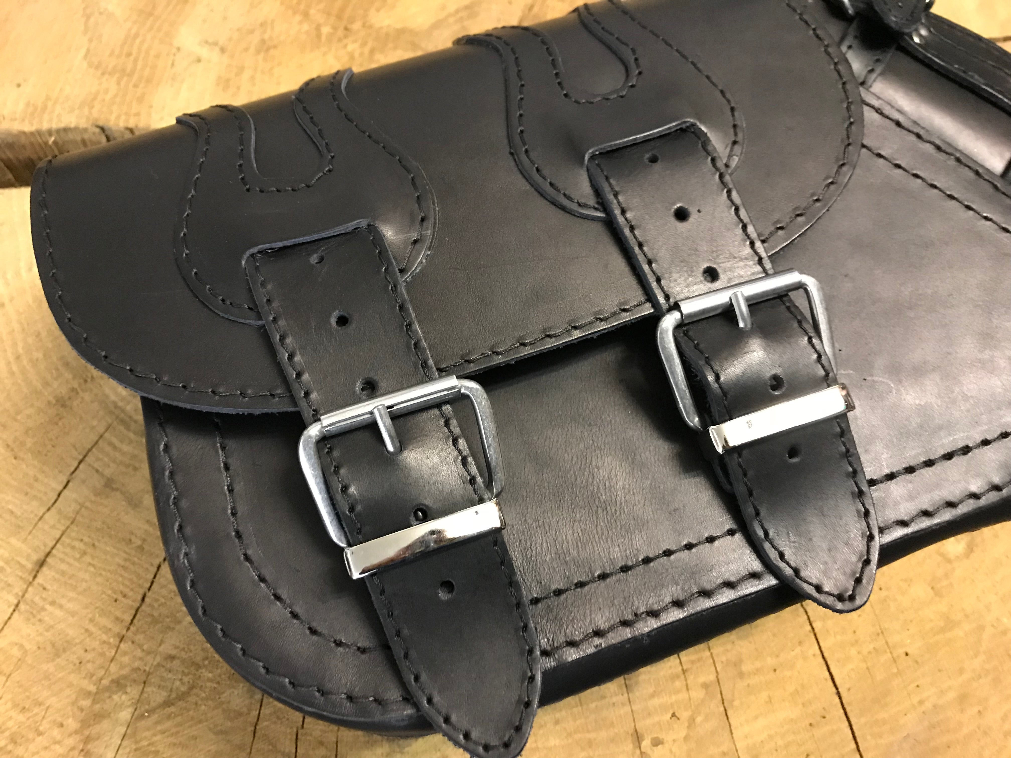Dyna Flame Schwarz Schwingentasche passend für Harley-Davidson Street Bob bis 2017
