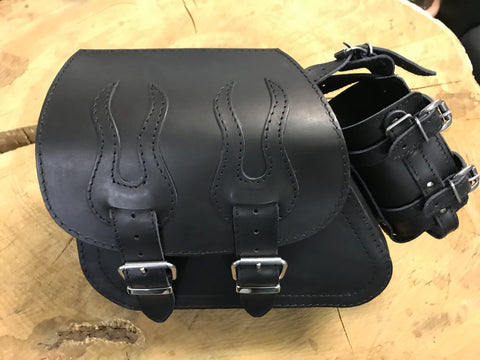 Dyna Flame Schwarz + Halter passend für Street Bob Schwingentaschen