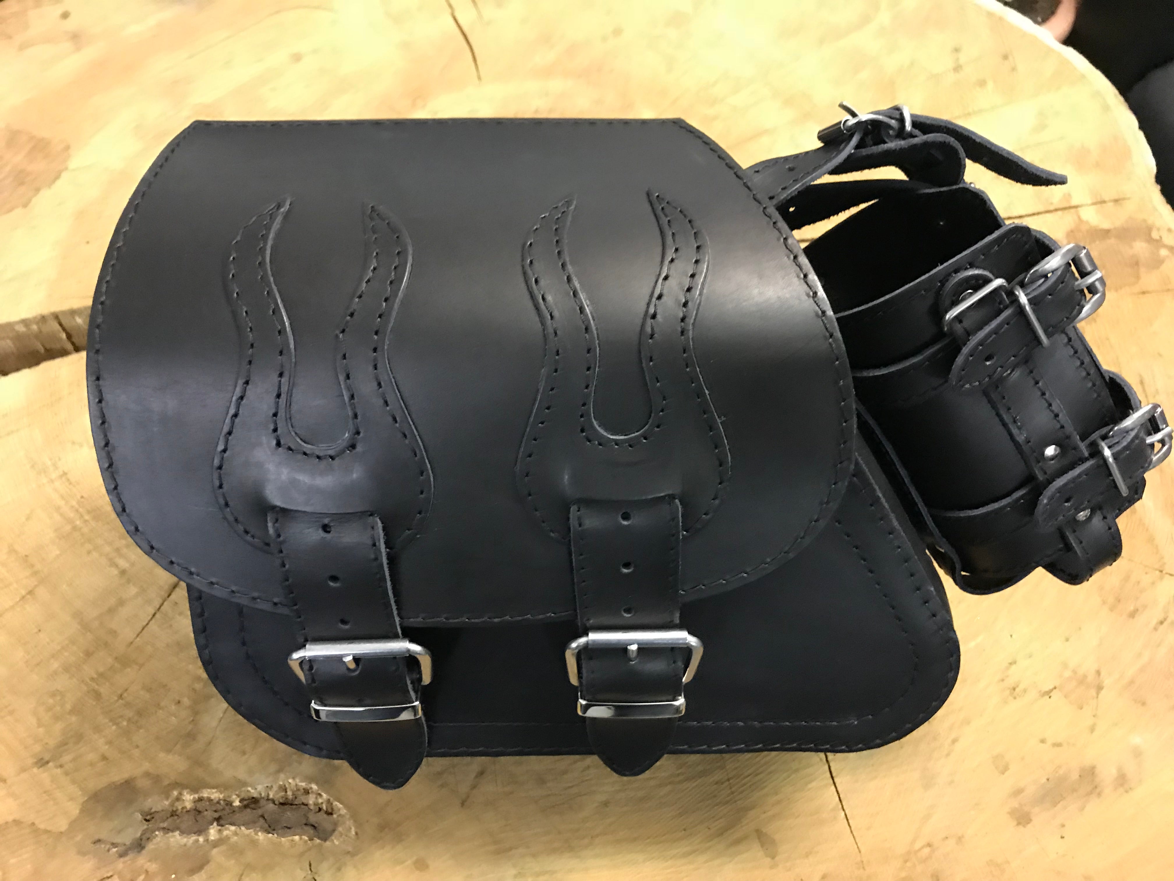 Dyna Flame Schwarz Schwingentasche passend für Harley-Davidson Street Bob bis 2017