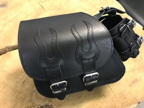 Dyna Flame Schwarz + Halter passend für Street Bob Schwingentaschen