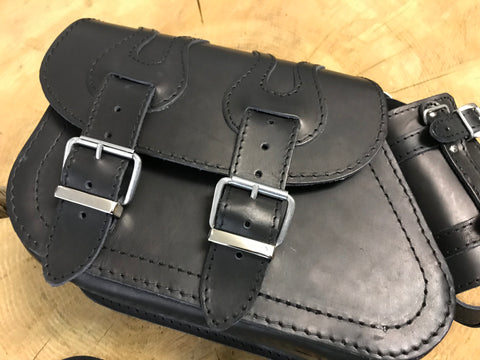 Dyna Flame Schwarz + Halter passend für Street Bob Schwingentaschen