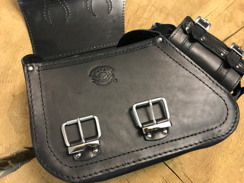 Dyna Flame Schwarz + Halter passend für Street Bob Schwingentaschen