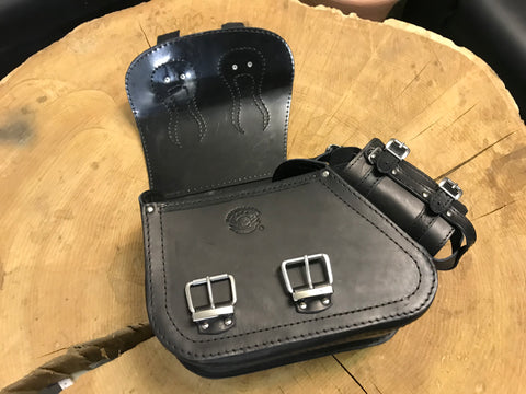 Dyna Flame Schwarz + Halter passend für Street Bob Schwingentaschen