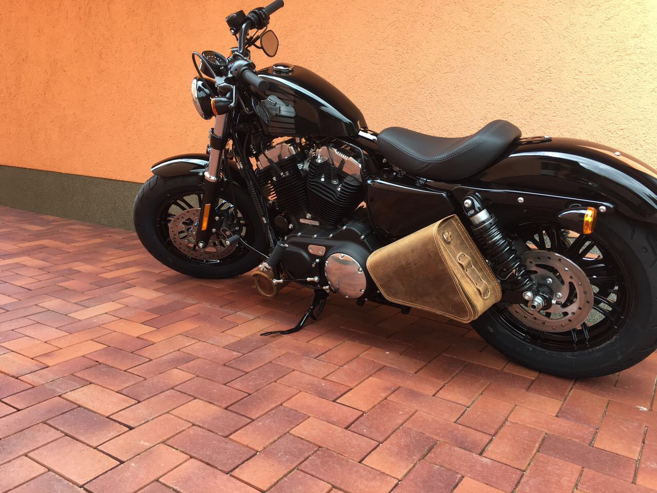 Clean Hellbraun Seitentasche mit Flaschenhalter passend für Harley-Davidson Sportster