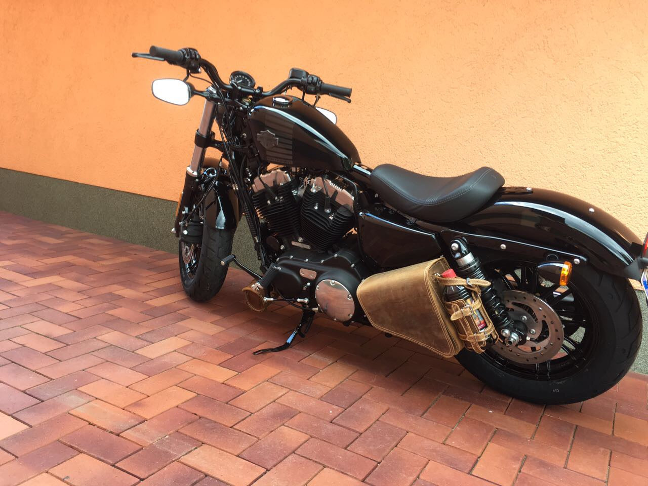 Clean Hellbraun Seitentasche mit Flaschenhalter passend für Harley-Davidson Sportster