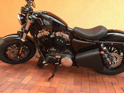 Clean Kroko Schwarz Seitentasche mit Flaschenhalter passend für Harley-Davidson Sportster