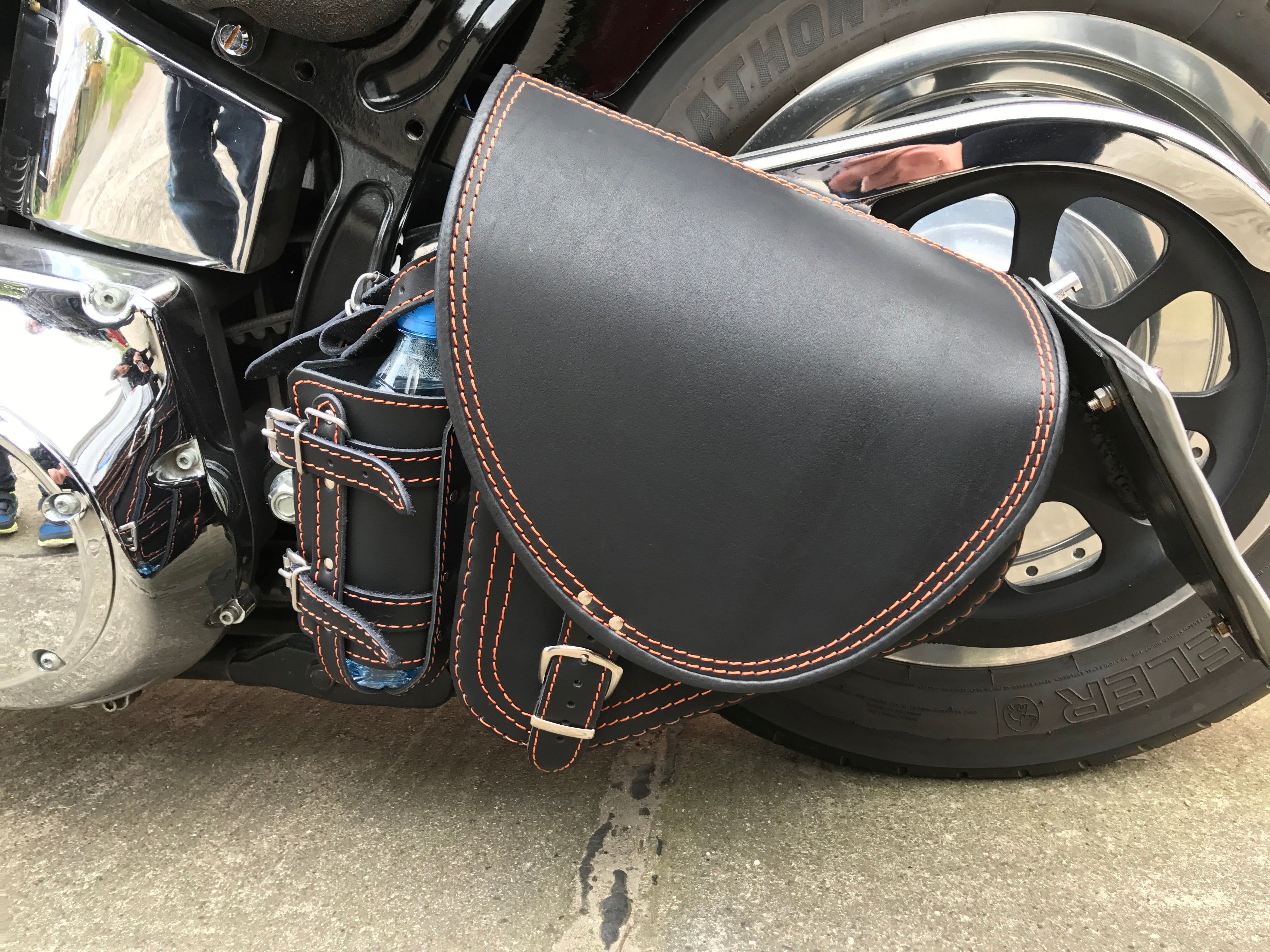 Diablo Orange Schwingentasche mit Flaschenhalter passend für Harley-Davidson Softail