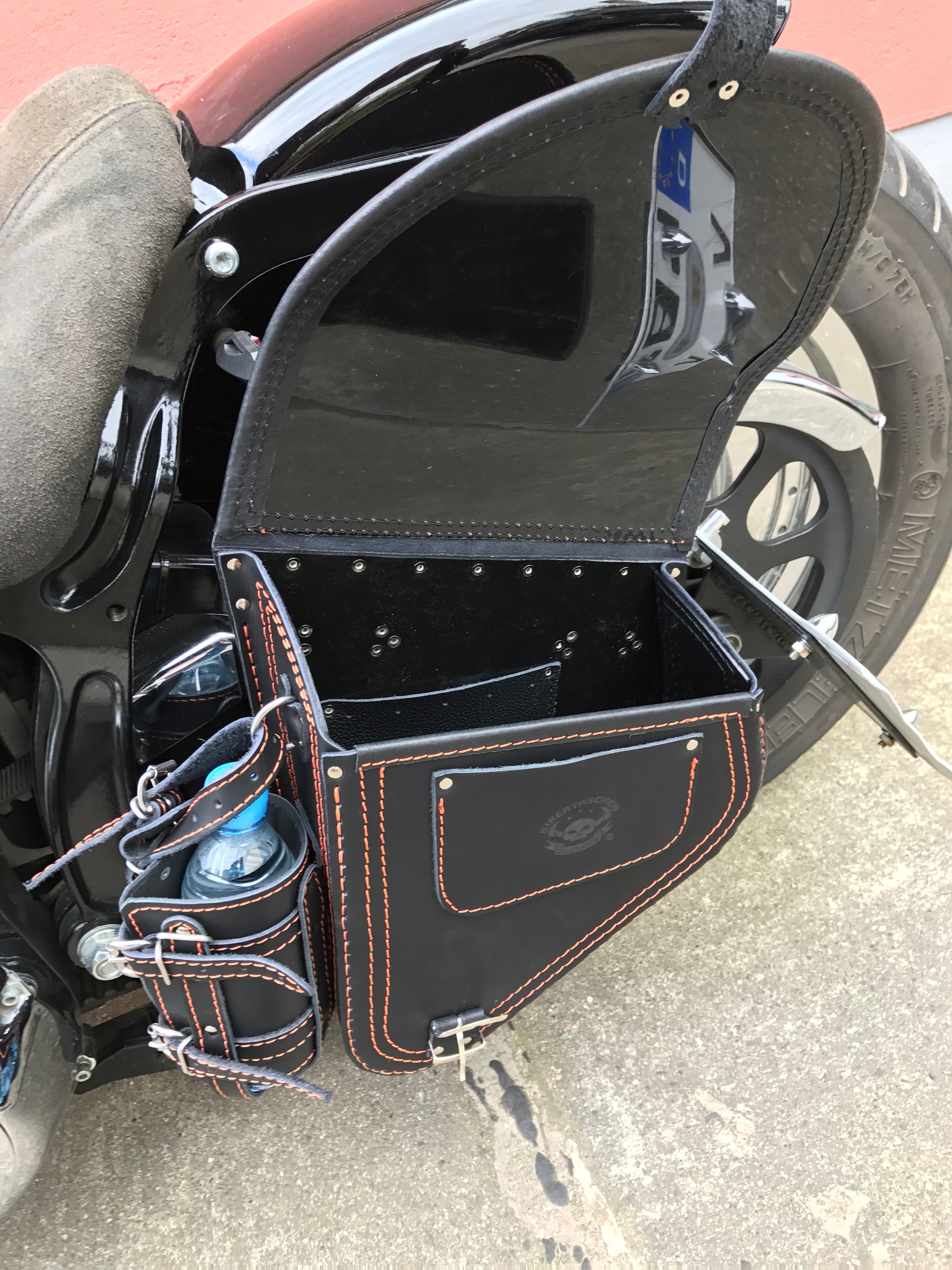 Diablo Orange Schwingentasche mit Flaschenhalter passend für Harley-Davidson Softail