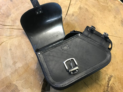 Dyna Skull Schwarz Schwingentasche mit Flaschenhalter passend für Harley-Davidson Street Bob