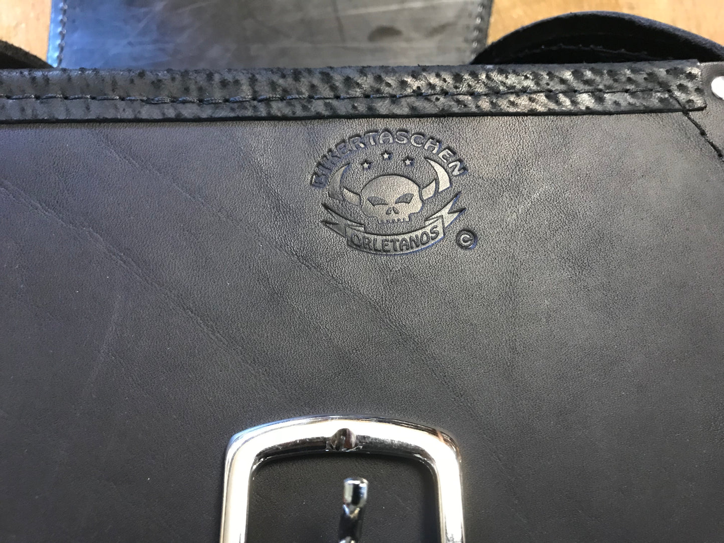 Dyna Skull Schwarz Schwingentasche mit Flaschenhalter passend für Harley-Davidson Street Bob