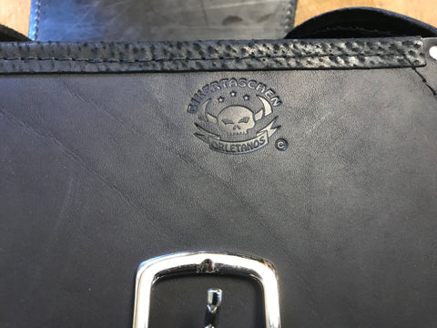 Dyna Skull Schwarz Schwingentasche mit Flaschenhalter passend für Harley-Davidson Street Bob