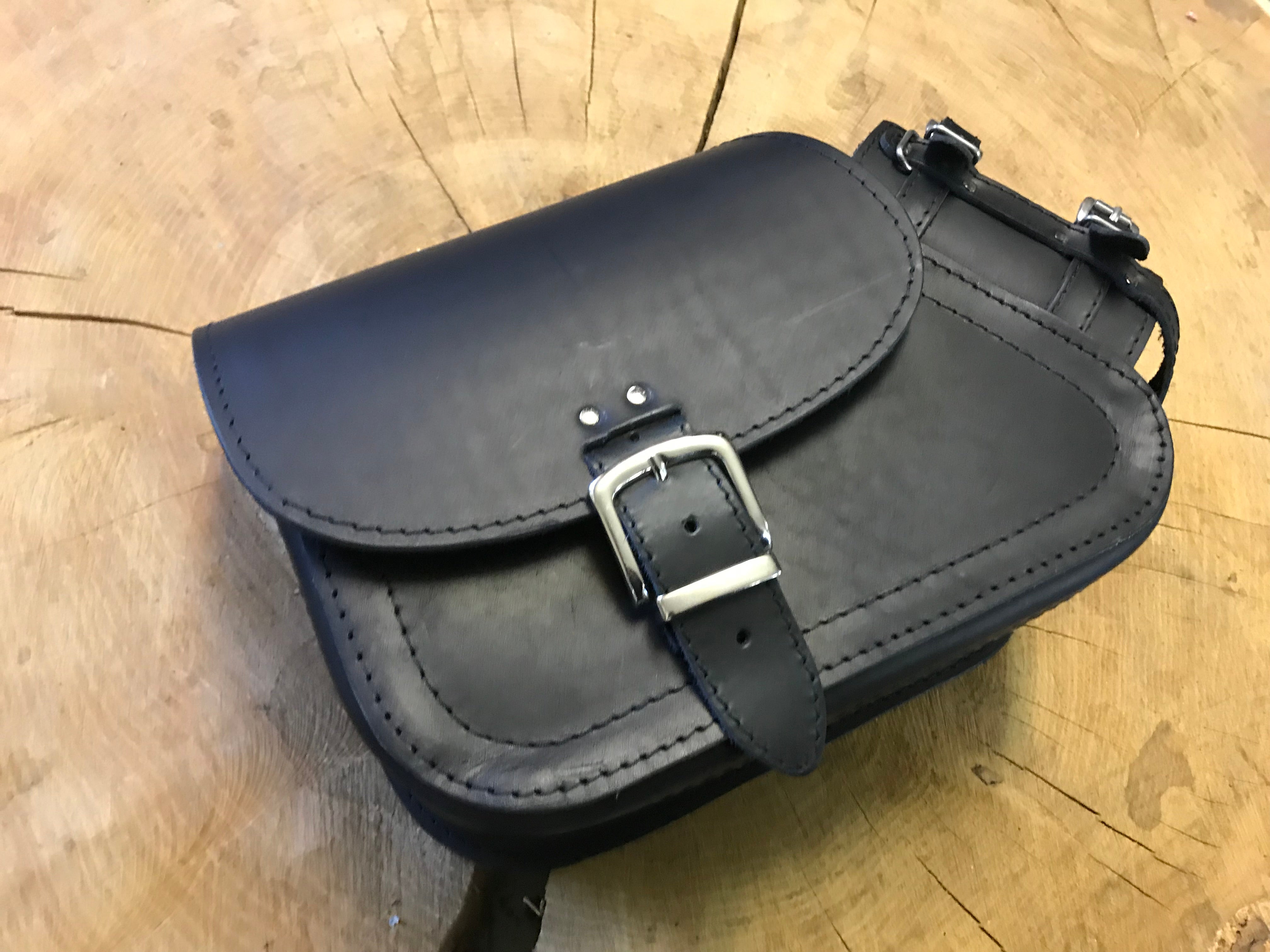 Sporty Clean Schwarz + Halter passend für Sportster Schwingentaschen
