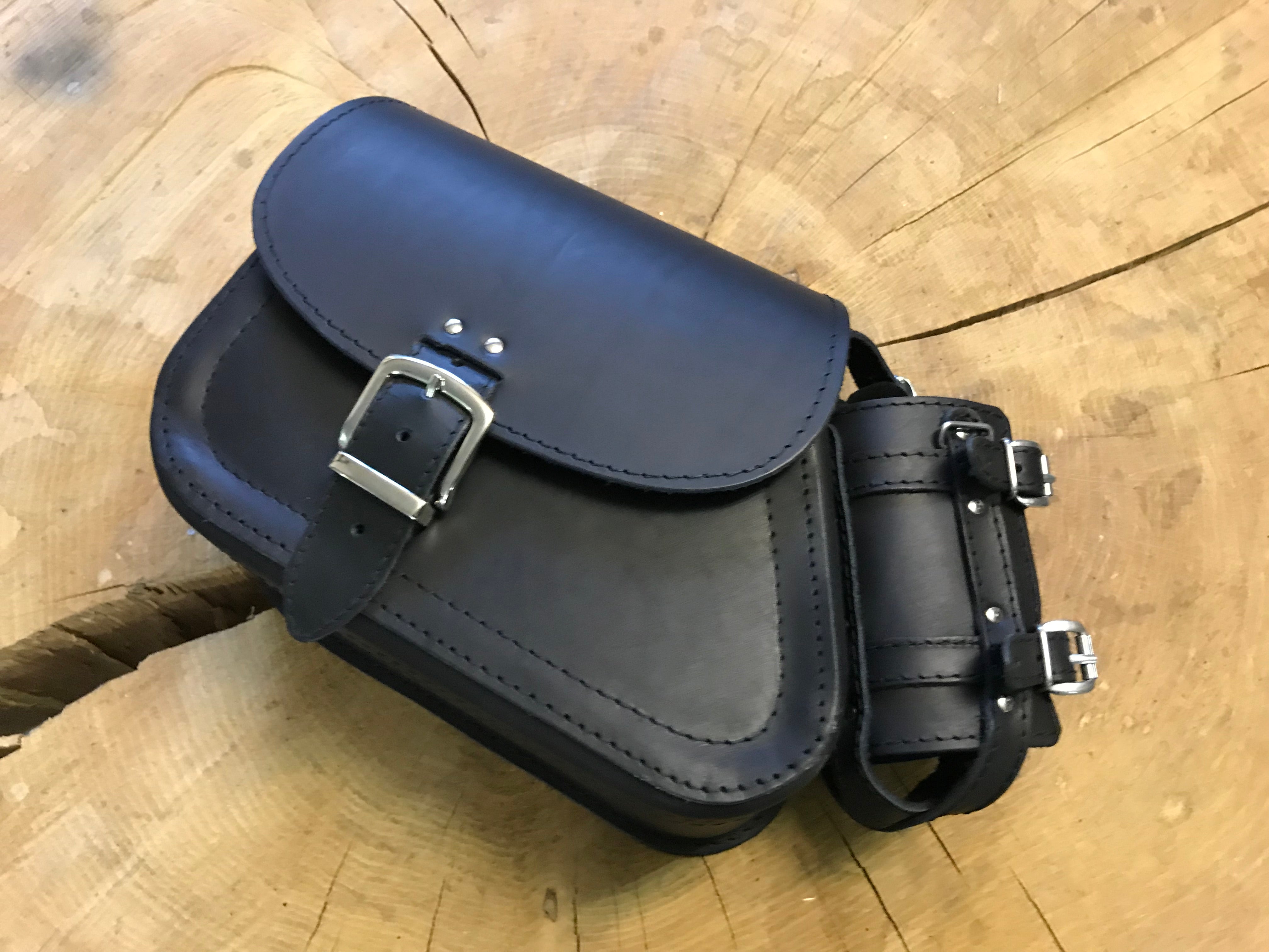 Sporty Clean Schwarz + Halter passend für Sportster Schwingentaschen