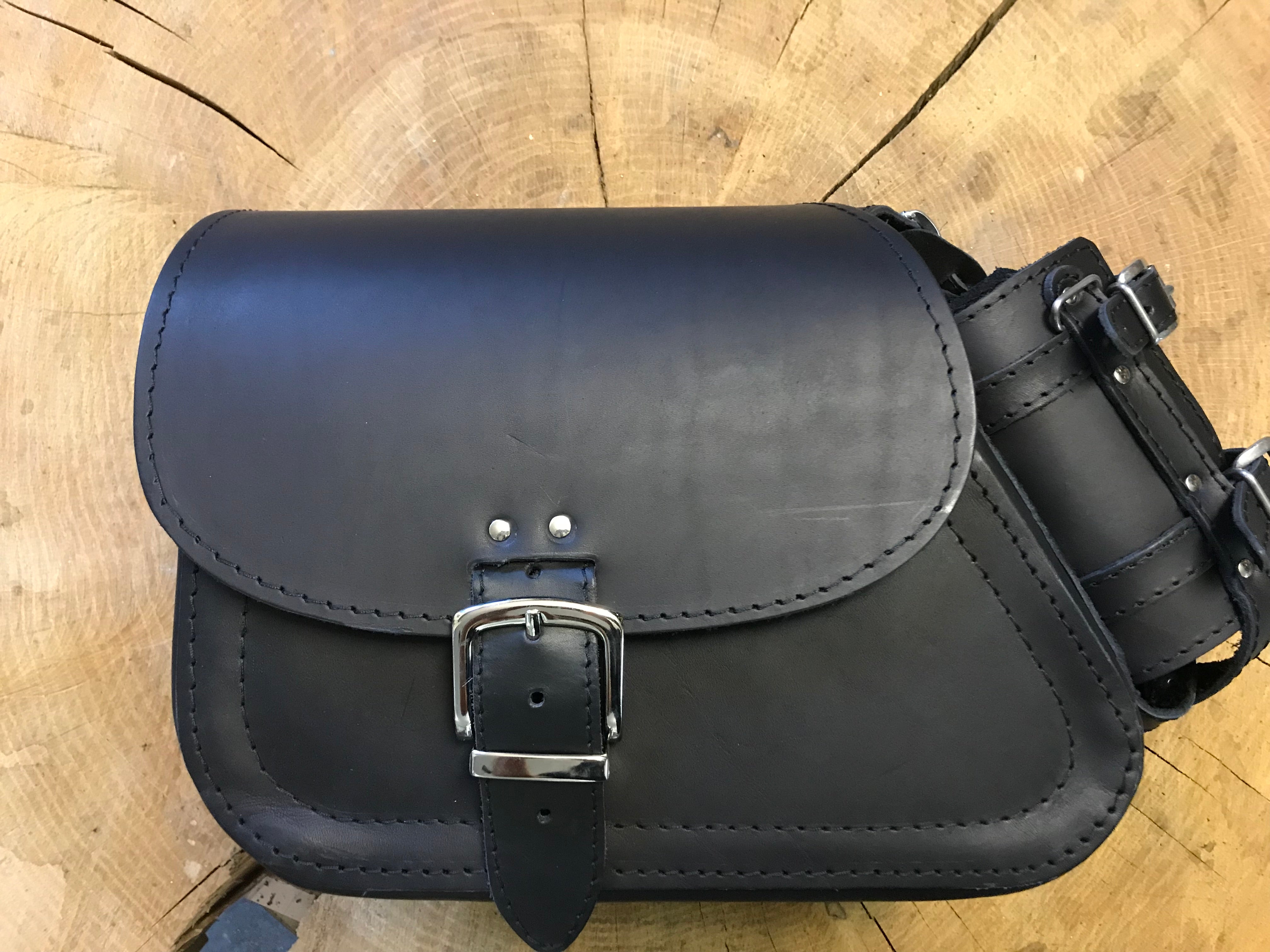 Sporty Clean Schwarz + Halter passend für Sportster Schwingentaschen