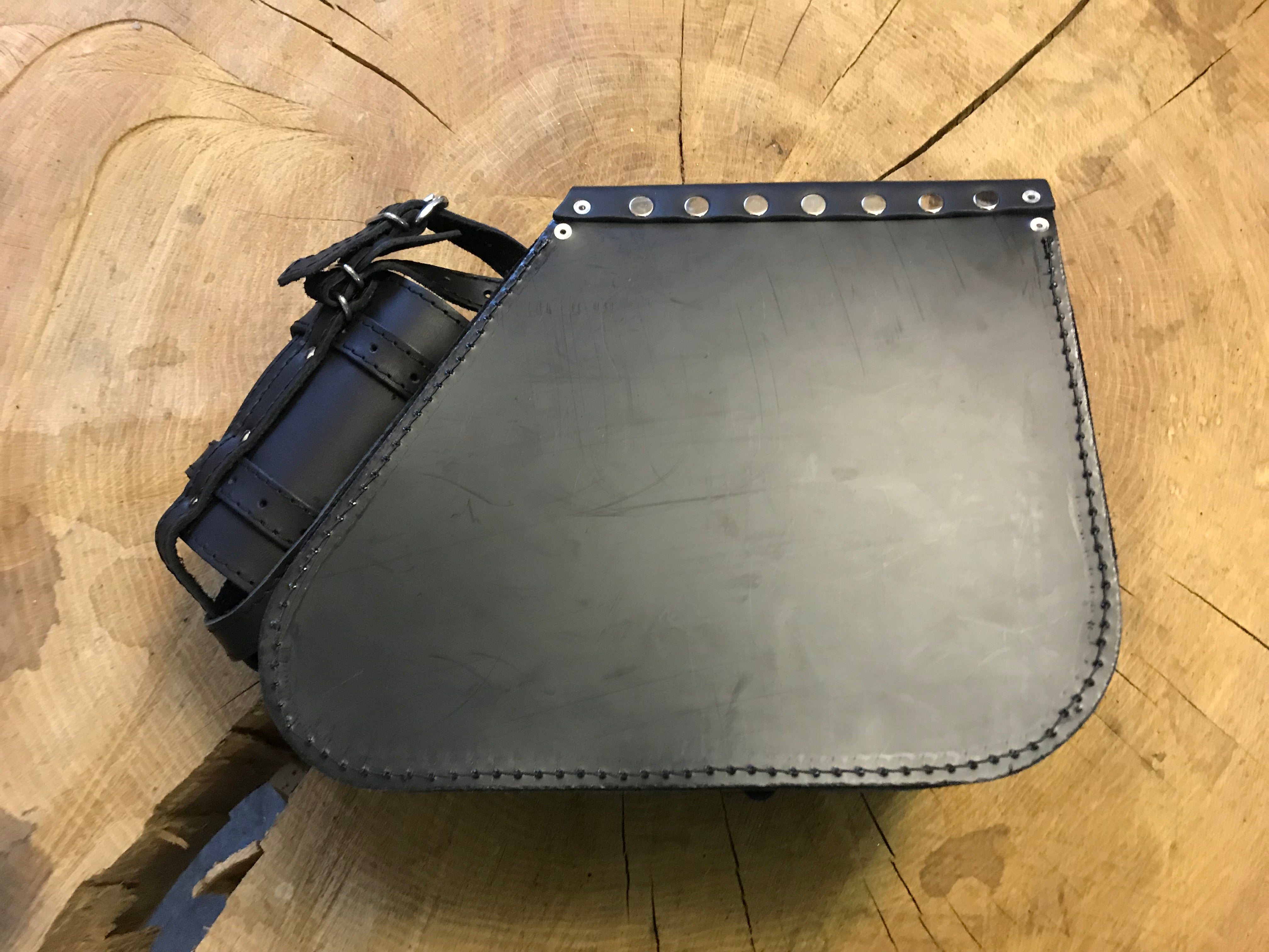 Sporty Clean Schwarz + Halter passend für Sportster Schwingentaschen