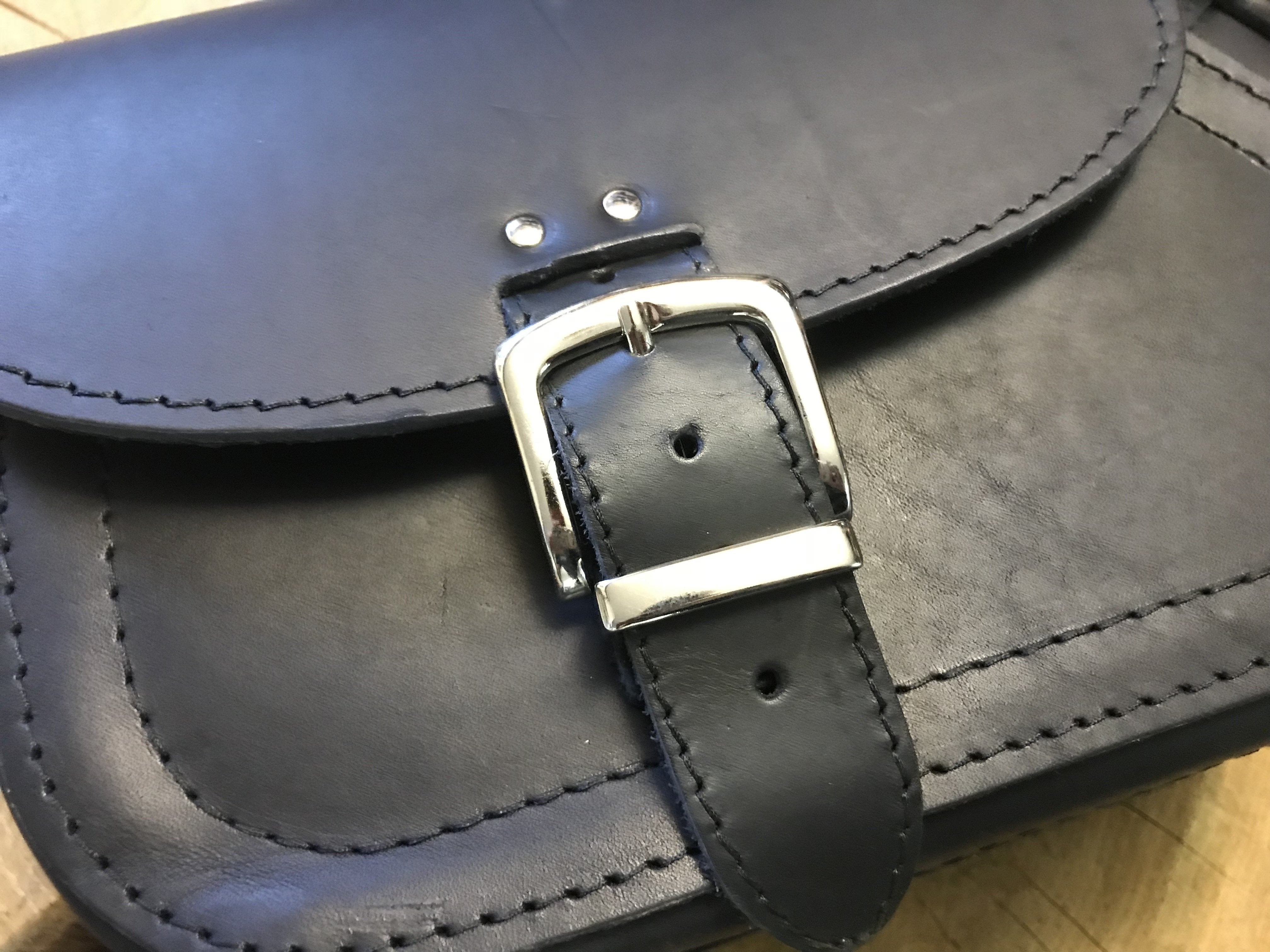 Sporty Clean Schwarz + Halter passend für Sportster Schwingentaschen