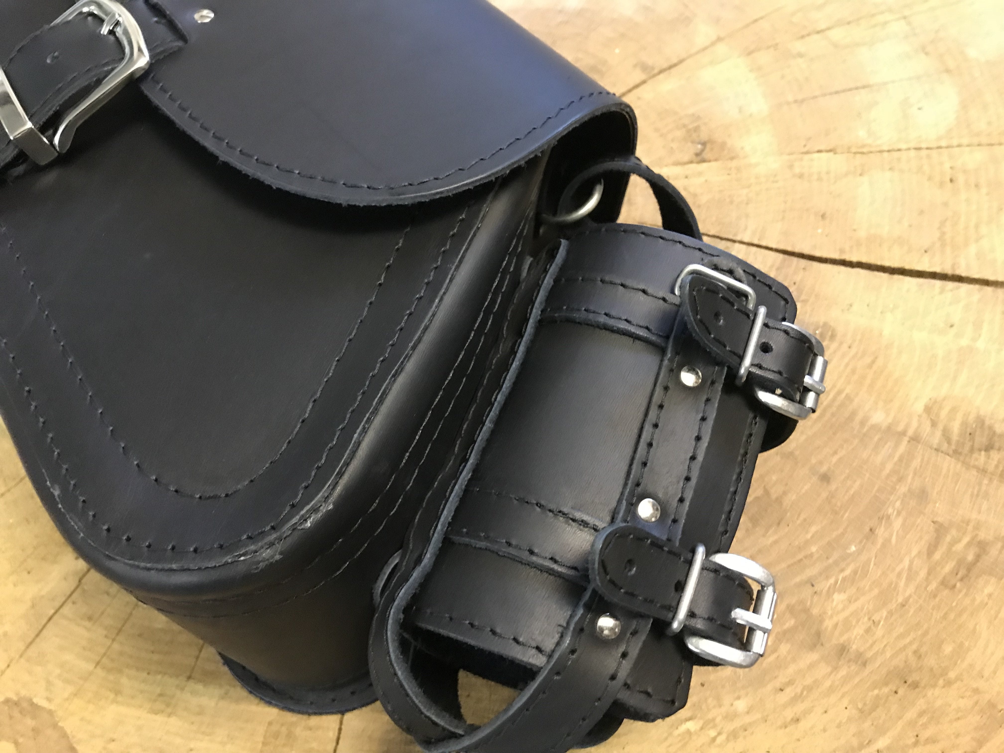 Sporty Clean Schwarz + Halter passend für Sportster Schwingentaschen