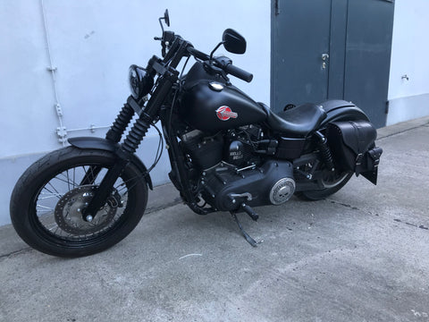 Dynamite Schwarz Links Seitentasche passend für Harley-Davidson Street Bob bis 2017