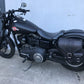 Dynamite Schwarz Links Seitentasche passend für Harley-Davidson Street Bob bis 2017