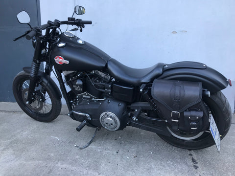 Dynamite Schwarz Links Seitentasche passend für Harley-Davidson Street Bob bis 2017