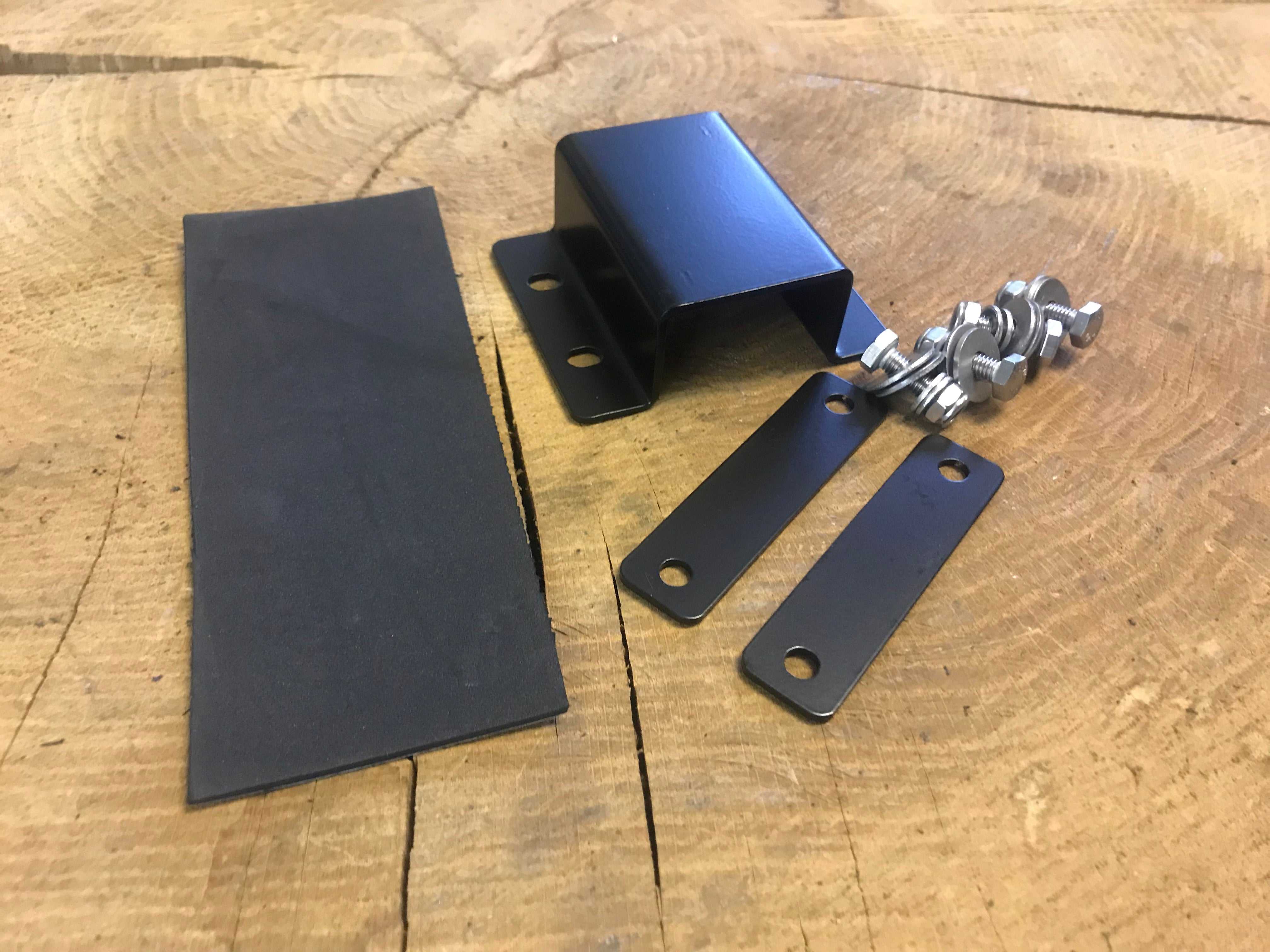 Sporty Clean Schwarz + Halter passend für Sportster Schwingentaschen
