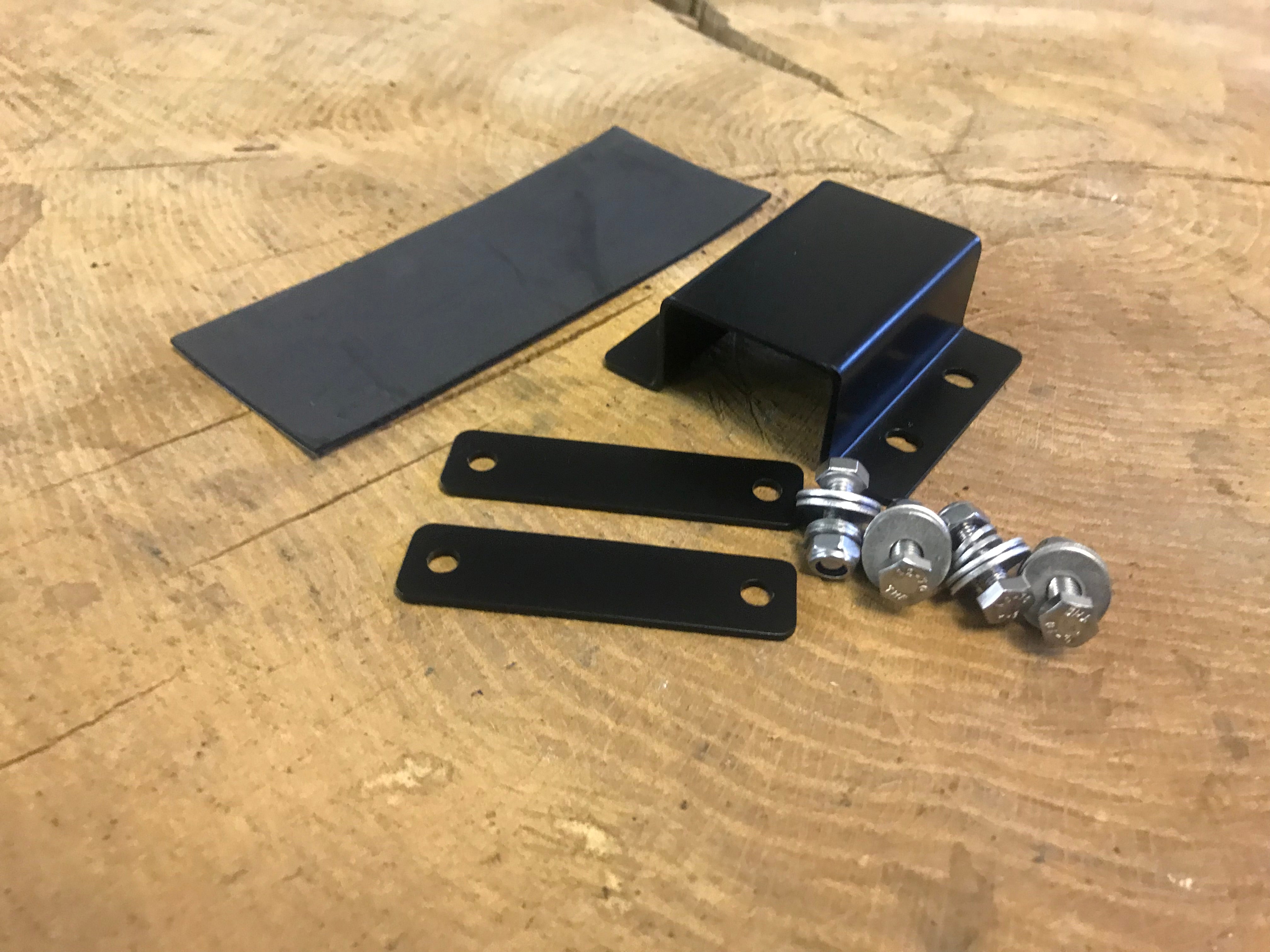 Sporty Clean Schwarz + Halter passend für Sportster Schwingentaschen