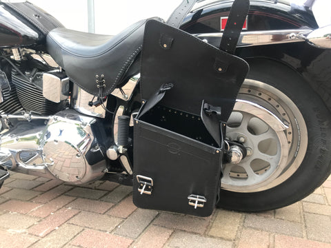 Hulk Schwarz Schwingentasche mit Flaschenhalter passend für Harley-Davidson Softail