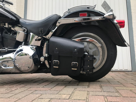 Hulk Schwarz Schwingentasche mit Flaschenhalter passend für Harley-Davidson Softail